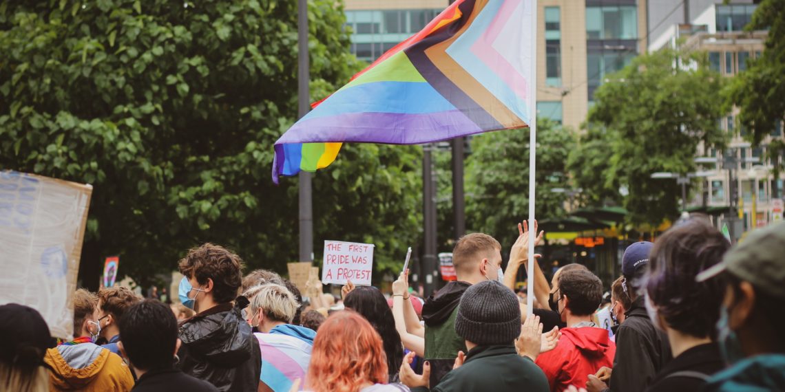 On the trappings of ‘solidarity’ and ‘representation’, or: is there any escape from the capitalist structure?