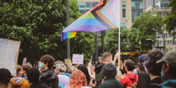 On the trappings of ‘solidarity’ and ‘representation’, or: is there any escape from the capitalist structure?