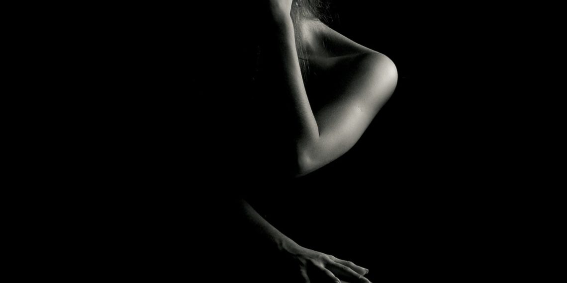 حين بان جزءٌ من ظهري وخشينا الفضيحة