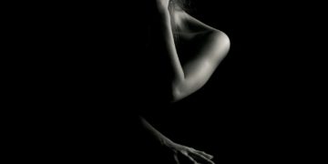 حين بان جزءٌ من ظهري وخشينا الفضيحة