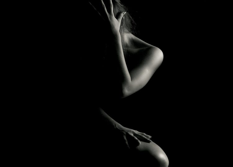 حين بان جزءٌ من ظهري وخشينا الفضيحة