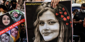 “جينا أميني” تفضح “آداب” النظام الإيراني