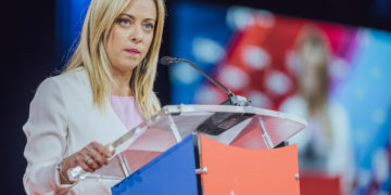 Elle fait autorité mais reste invisible : la faiblesse de Giorgia Meloni
