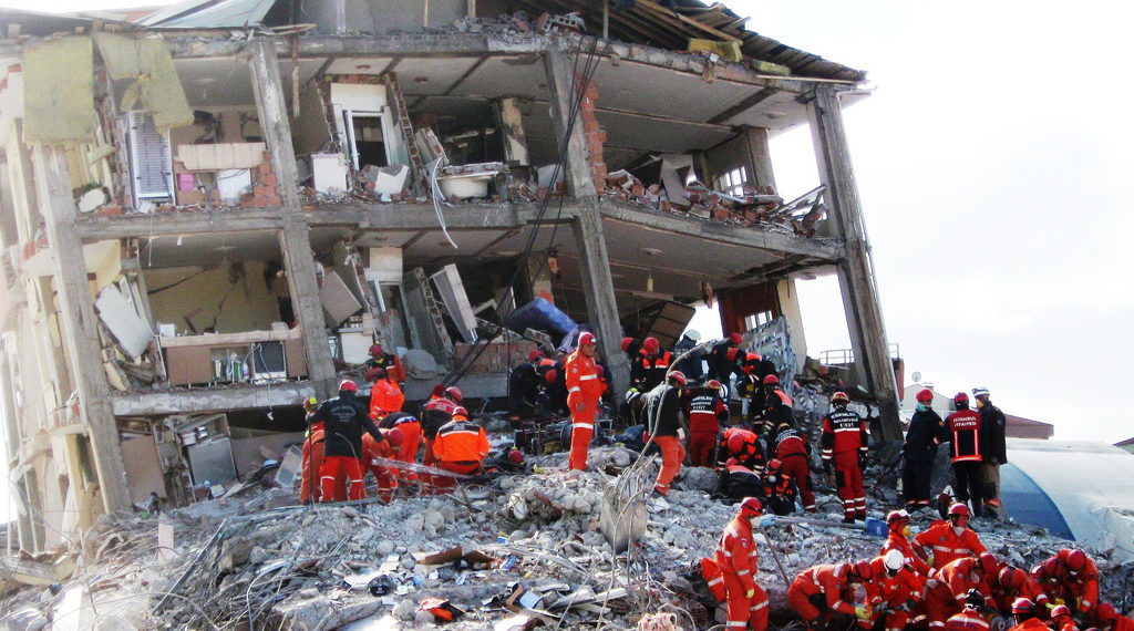 Réseaux de solidarité féministe face au séisme : régénérer les villes et redonner espoir