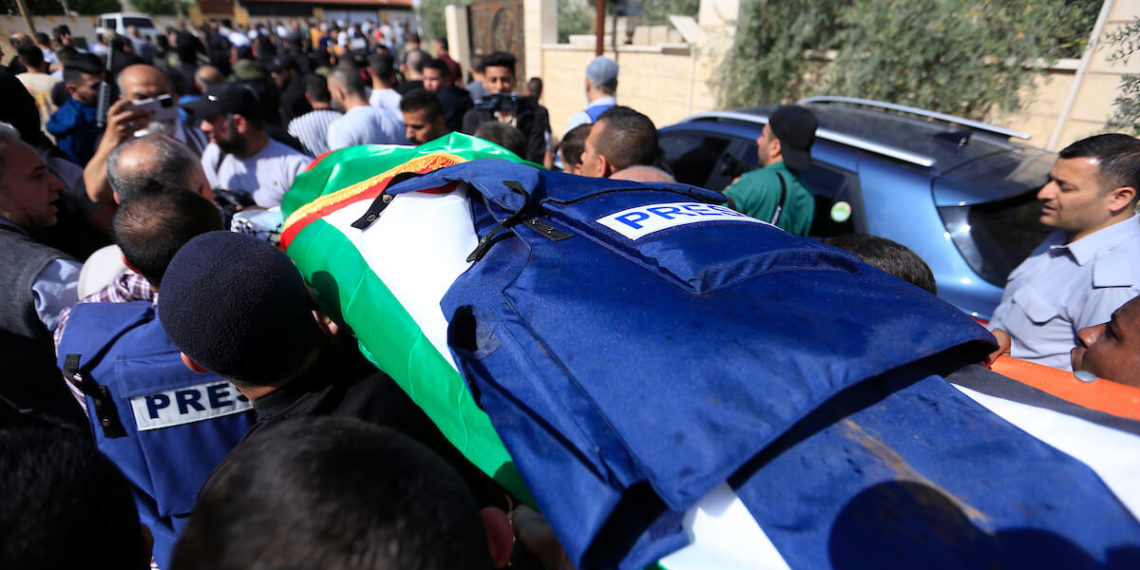 Palestinian journalists, stuck between the occupation’s bullets and the oppression of the authorities