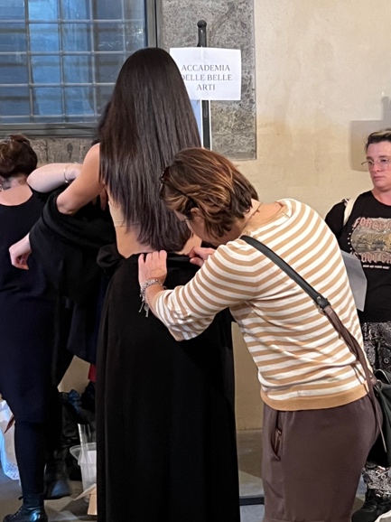 Daniela D’Addio, vice presidente della cooperativa EVA e coordinatrice del laboratorio EVALab aiuta una modella durante il fitting per la sfilata al Maschio Angioino, a Napoli, il 10 giugno scorso.