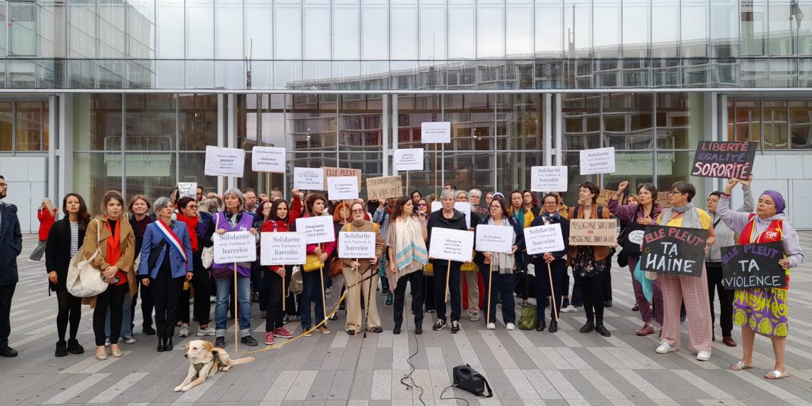 En France, les cyberharceleurs de Typhaine D à la barre : un procès féministe historique