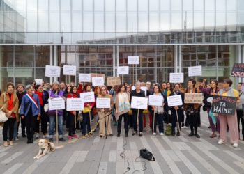 En France, les cyberharceleurs de Typhaine D à la barre : un procès féministe historique
