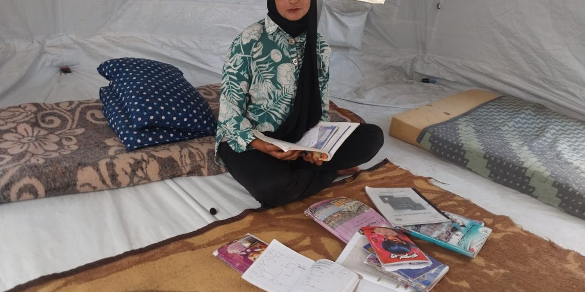 طالبة من غزة: “درستُ تحت القصف… ونزحت بحلمي”