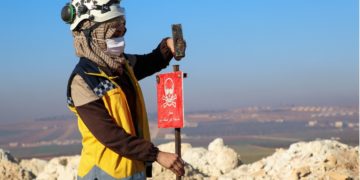 مواجهة مع الموت… سوريات يفككن الألغام ومخلفات الحرب