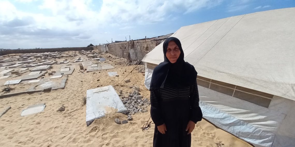 غزة: دكتورة جامعية تنزح إلى المقبرة