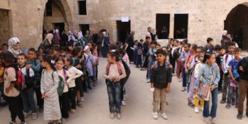 بين مدرسة مهجورة وخيمة… التعليم في غزة ينهض من الرماد