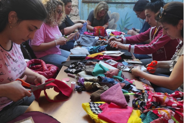 نساء يخطن الأقمشة في إحدى ورشات هيام