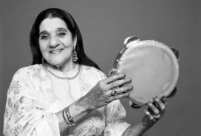 Vingt ans après sa disparition, un hommage à la star algérienne du raï Cheikha Rimitti à Paris