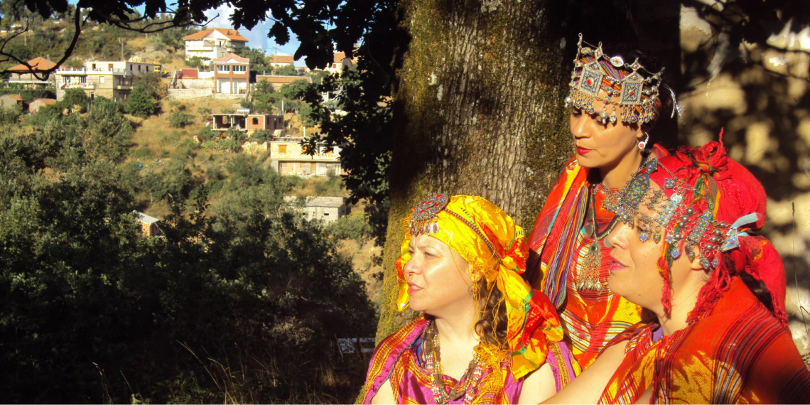 Le trio TighriUzar, « la voix des racines » : les soeurs Ammour gardiennes d’un matrimoine kabyle
