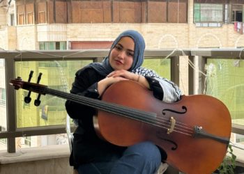 هيفاء أبو شملة: نجت مع التشيللو من الحرب وعزفت على شاطئ غزة