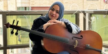 Sur le rivage de Gaza, face à la guerre, Haifa Abu Shamla et son violencelle