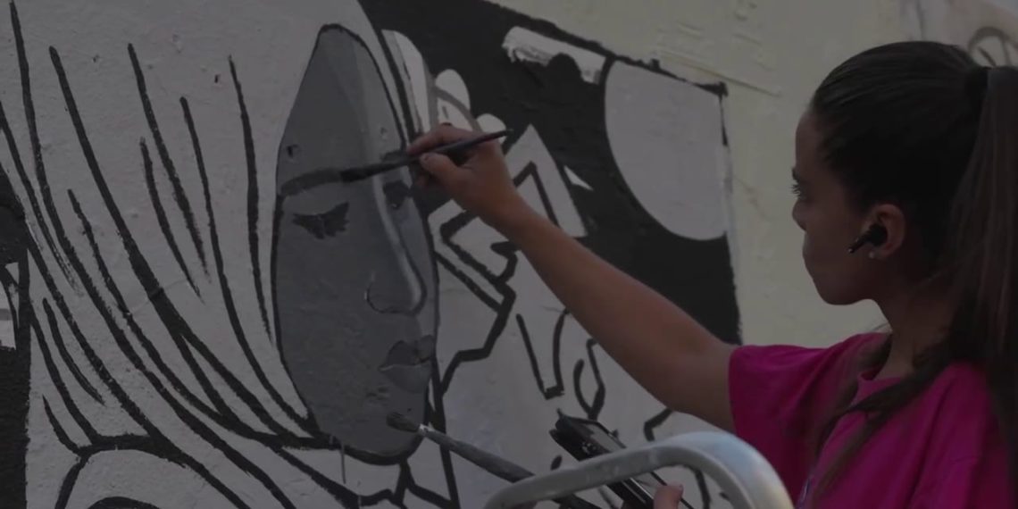 باولا دلفين فنانة مكسيكية ترسم نساء لبنان على الجدران